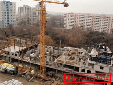 Bau der Anlage mit Betonkonstruktionen zur Trennung der Etagen