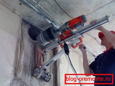 Mit einem Spezialwerkzeug Löcher in Stahlbeton bohren Mit einem Spezialwerkzeug Löcher in Stahlbeton bohren