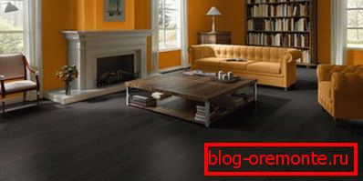 Orange Wände gegen ein dunkles Laminat