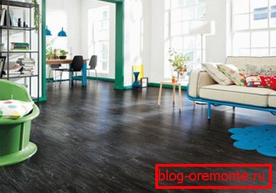 Dunkles Laminat und helle Details
