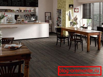 Dunkler Laminatboden im Esszimmer