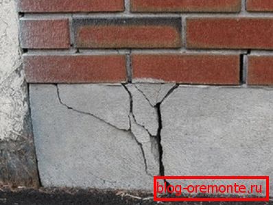Riss im Fundament aufgrund der schlechten Qualität der Lösung. Riss im Fundament aufgrund der schlechten Qualität der Lösung.