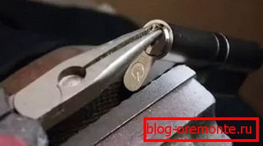 Hacken mit einer runden Zange Hacken mit einer runden Zange