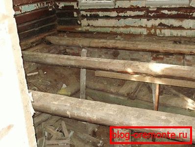 Vertiefung des Bodens in einem Holzhaus Vertiefung des Bodens in einem Holzhaus
