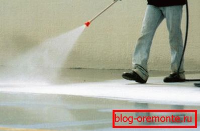 Für frischen Beton ist es in erster Linie wichtig, die Oberfläche ständig zu befeuchten und ein Austrocknen zu verhindern. Für frischen Beton ist es in erster Linie wichtig, die Oberfläche ständig zu befeuchten und ein Austrocknen zu verhindern.