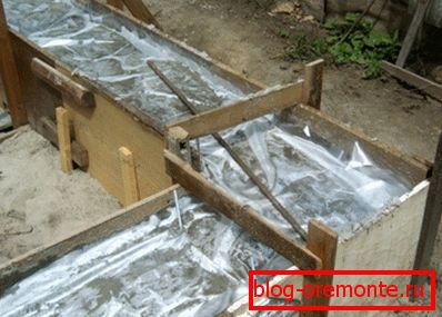 Bedecken der gefüllten Oberfläche mit einer Plastikfolie Bedecken der gefüllten Oberfläche mit einer Plastikfolie