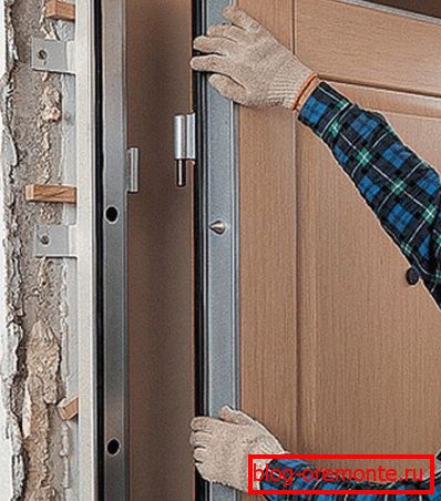 Hängen Sie die Tür an die Scharniere Stahltüren einbauen