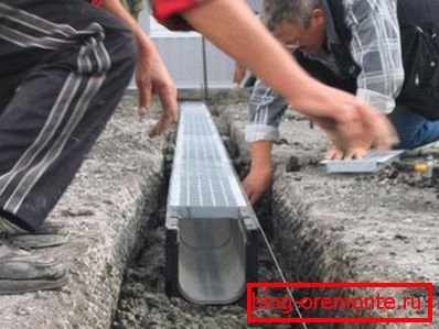 Installieren des Tabletts auf einer Betonunterlage. Installieren des Tabletts auf einer Betonunterlage.