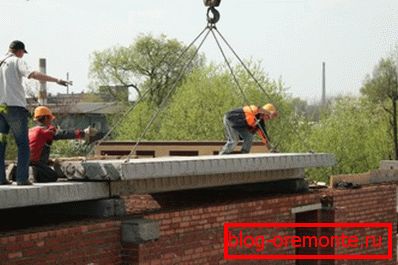 Bodenplatte mit Kran einbauen