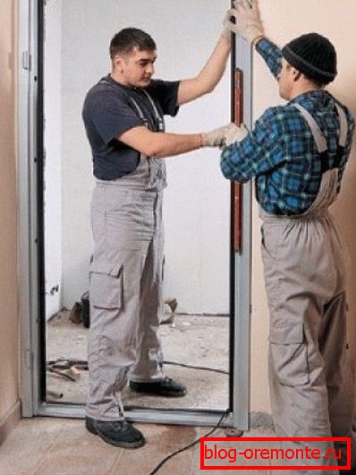 Installieren Sie die Box in der Öffnung Einbau von Stahltüren