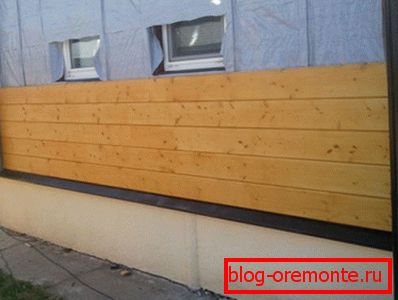 Ein Holzhaus von einer Bar wärmen - der Prozess des Plattierens Ein Holzhaus von einer Bar wärmen - der Prozess des Plattierens