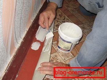In kleinen Räumen reicht es aus, die Leinwand an den Rändern zu befestigen. In kleinen Räumen reicht es aus, die Leinwand an den Rändern zu befestigen.
