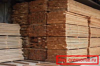 In einigen Regionen des Landes ist die Holzproduktion viel besser als die Herstellung von Blöcken aus verschiedenen zementhaltigen Mischungen.