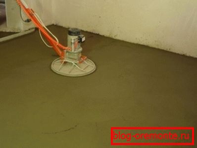 Die Oberfläche wird mit Vibration nivelliert. Die Oberfläche wird mit Vibration nivelliert.