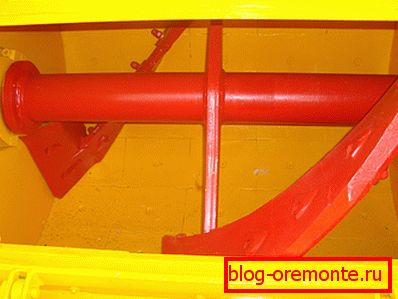 Innenansicht eines horizontalen Betonmischers Innenansicht eines horizontalen Betonmischers