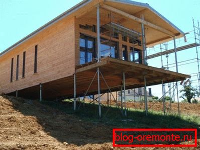 Der Schraubfuß kann ohne vorherige Vorbereitung auf eine schwierige Entlastung gebaut werden.