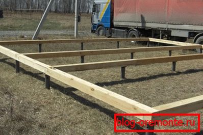 Das Erscheinungsbild des Pfahlfundaments mit einem Holzsockel zur Befestigung der Kronen Das Erscheinungsbild des Pfahlfundaments mit einem Holzsockel zur Befestigung der Kronen