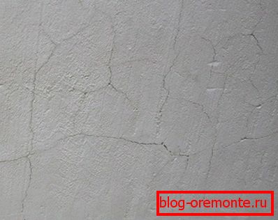 Dies geschieht mit einem schnellen Feuchtigkeitsverlust von einem Betonsockel. Dies geschieht mit einem schnellen Feuchtigkeitsverlust von einem Betonsockel.