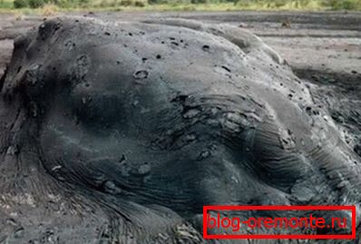 Der Ausstoß von natürlichem Asphalt. Der Ausstoß von natürlichem Asphalt.