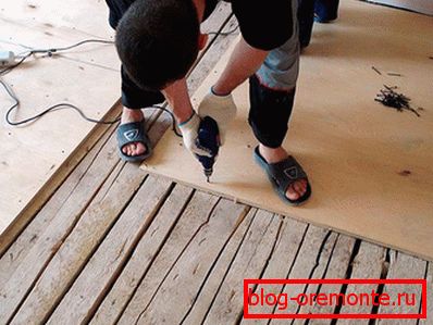 Holzfußbodenausgleich mit Sperrholz