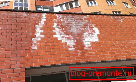 Verblasst an der Fassade