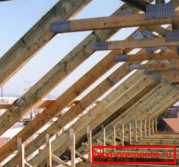Die Höhe der Decke wird durch horizontale Stürze zwischen den Dachsparren der gegenüberliegenden Seiten bestimmt.
