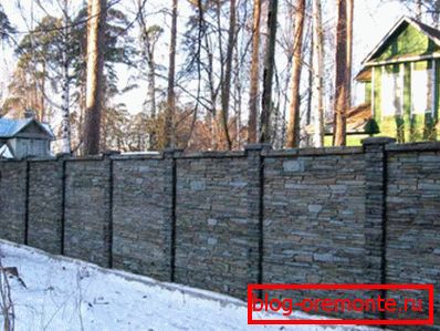 Stahlbetonzaun für ein ländliches Grundstück Stahlbetonzaun für ein ländliches Grundstück