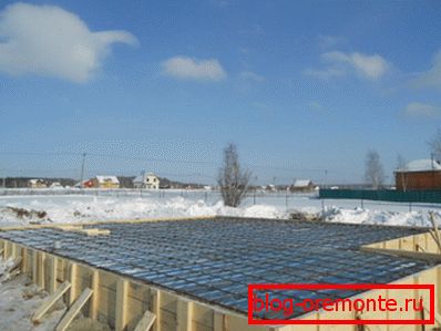 Beton kann im Winter nur gegossen werden, wenn er aufgewärmt wird. Beton kann im Winter nur gegossen werden, wenn er aufgewärmt wird.