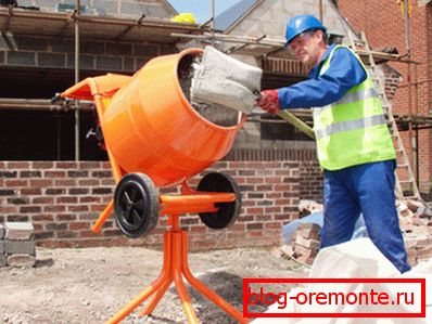 Mischmörtel in einem Betonmischer Mischmörtel in einem Betonmischer