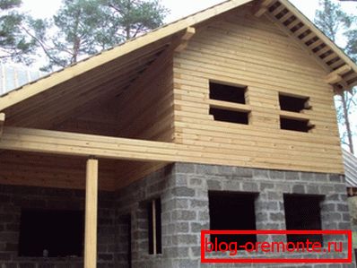 Hier ist der erste Stock aus Arbolitovyh-Blöcken gebaut. Hier ist der erste Stock aus Arbolitovyh-Blöcken gebaut.